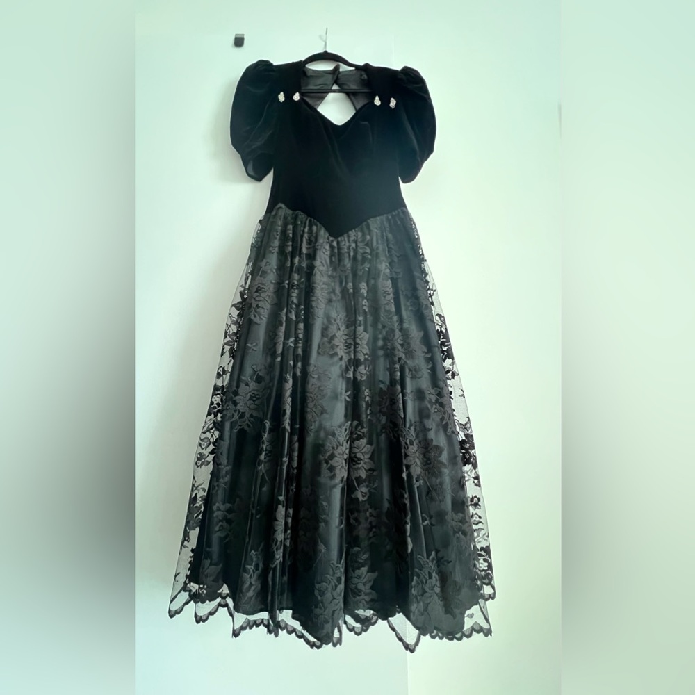 VINTAGE Black Velvet and Lace Dress
Wednesday Adam Inspired 🕷️🕸️👻 Halloween